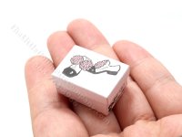 (image for) Miniature Shoe Box with Lid for Dollhouses (1 pc)