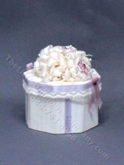 (image for) Miniature Vintage White and Lilac Hat Box
