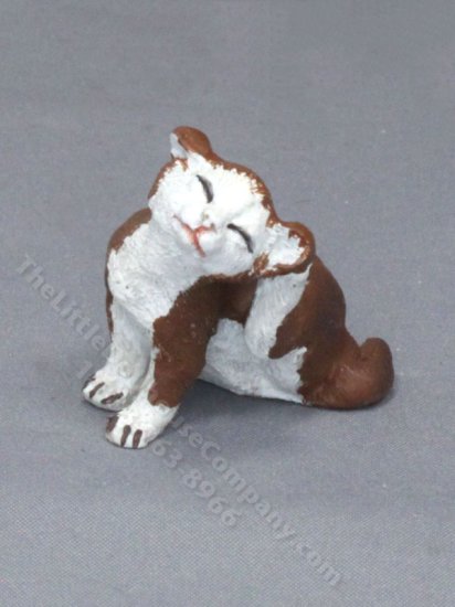 (image for) Miniature Scratching Brown and White Cat for Dollhouses