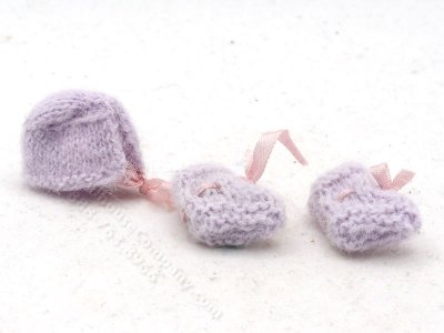 (image for) Miniature Lilac Booties and Hat for Babies