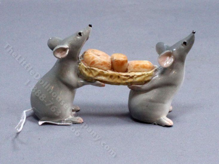 (image for) Miniature Mice with a Peanut Statue for Dollhouses