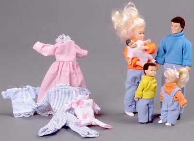 (image for) 5 Person Dollhouse Family with a Change of Clothes