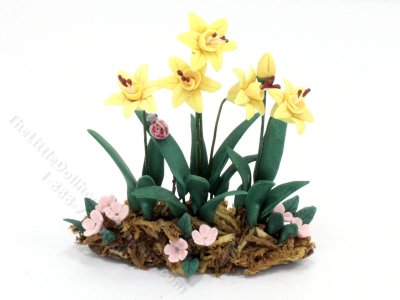 (image for) Miniature Yellow Daffodils in Soil for Dollhouses