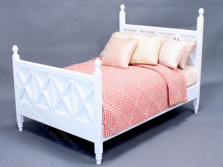 (image for) Miniature Pink Silk Lattice Double Bed for Dollhouses