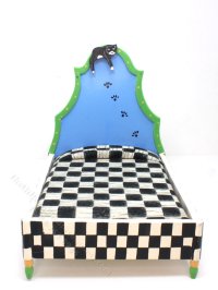 (image for) Miniature Checkered Bed with Cat Detail