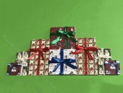 (image for) Miniature Christmas Fireplace Screen Kit for Dollhouses