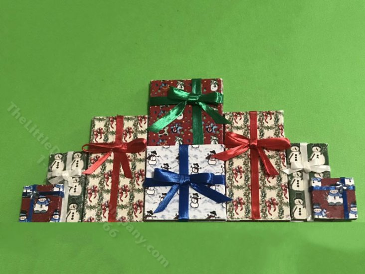 (image for) Miniature Christmas Fireplace Screen Kit for Dollhouses