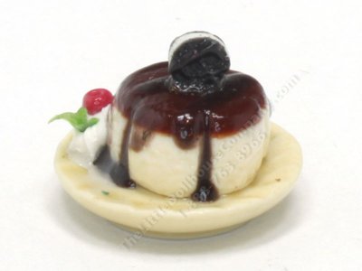 (image for) Miniature Pudding with Cookie and Fudge on a Round Plate