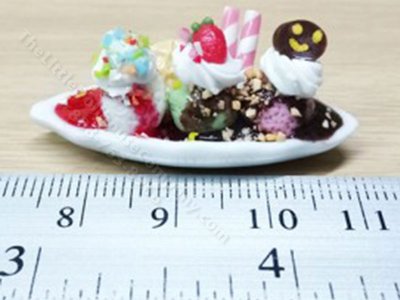 (image for) Miniature 3-Scoop Ice Cream Sundae with Various Toppings