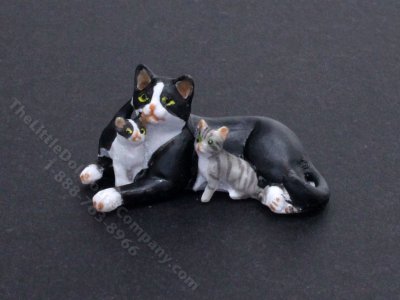 (image for) Miniature Black Mother Cat and Kittens for Dollhouses