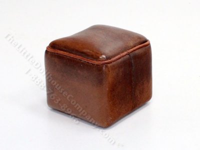 (image for) Miniature Padded Cognac Leather Cube by PRD Miniatures