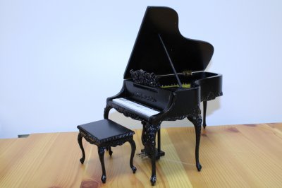 (image for) Black Piano with Chair