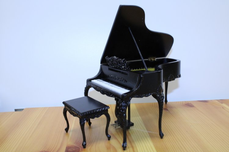 (image for) Black Piano with Chair