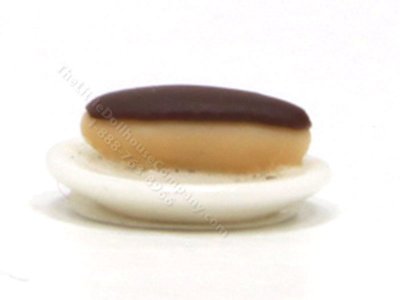 (image for) 1/2 Scale Miniature Éclair on Plate by Charlotte Willmott