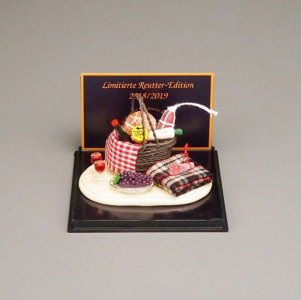 (image for) Miniature Picnic Basket with Drinks