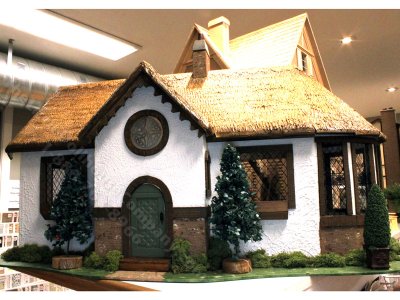 (image for) Assembled Thatched Roof Cottage