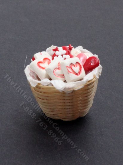 (image for) Miniature Valentine's Basket for Dollhouses