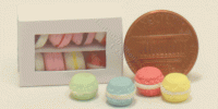 (image for) Miniature Macrons in White Box