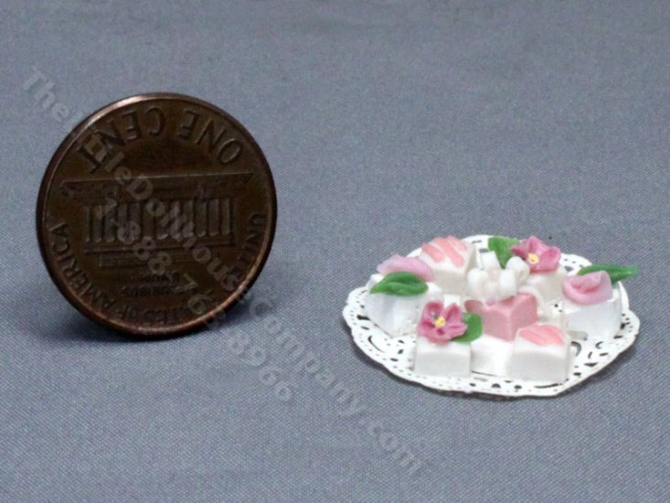 (image for) Dollhouse Scale Model Doily of Vanilla Petit Fours