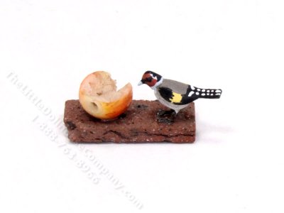 (image for) Miniature Goldfinch and Apple for Dollhouses