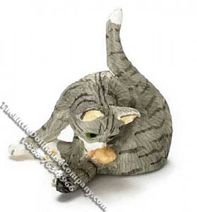 (image for) Dollhouse Scale Model Gray Cat Preening