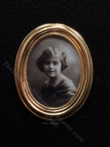 (image for) Miniature Little Girl Portrait for Dollhouses