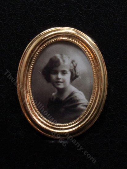(image for) Miniature Little Girl Portrait for Dollhouses