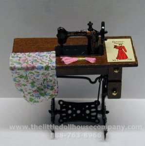 (image for) Dollhouse Scale Model Sewing Machine with Pattern