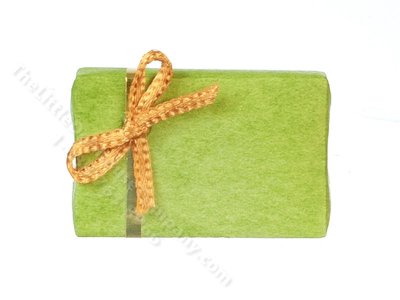 (image for) Miniature Green Wrapped Present for Dollhouses
