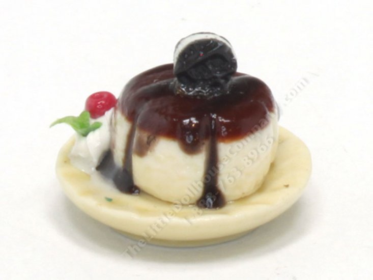 (image for) Miniature Pudding with Cookie and Fudge on a Round Plate