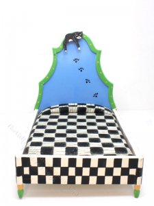 (image for) Miniature Checkered Bed with Cat Detail