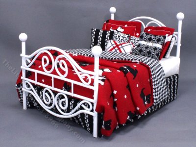 (image for) Miniature Black and Red Scottie Bed for Dollhouses