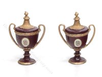 (image for) Miniature Burgundy Urns for Dollhouses (2pc)