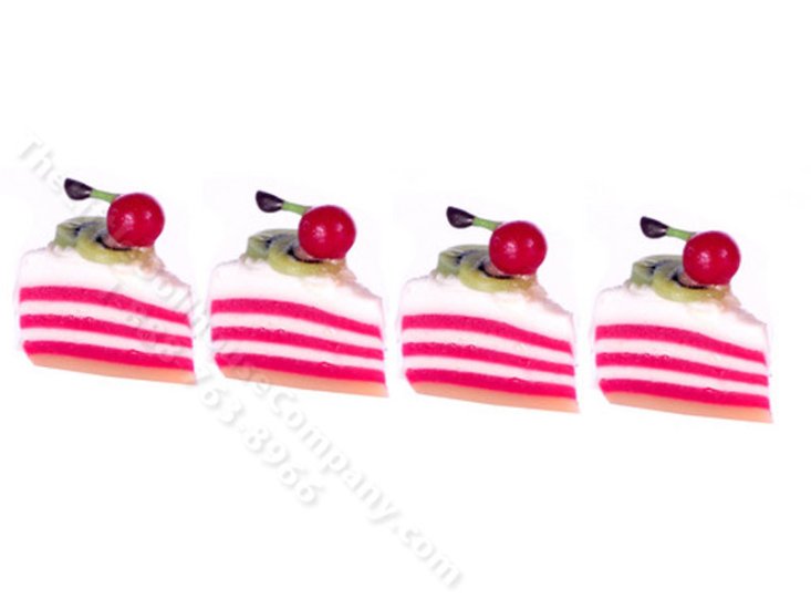 (image for) Miniature Slices of Strawberry Cake for Dollhouses