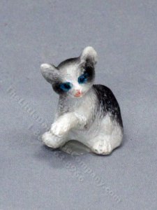 (image for) Miniature Paw Up Black and White Kitten for Dollhouses