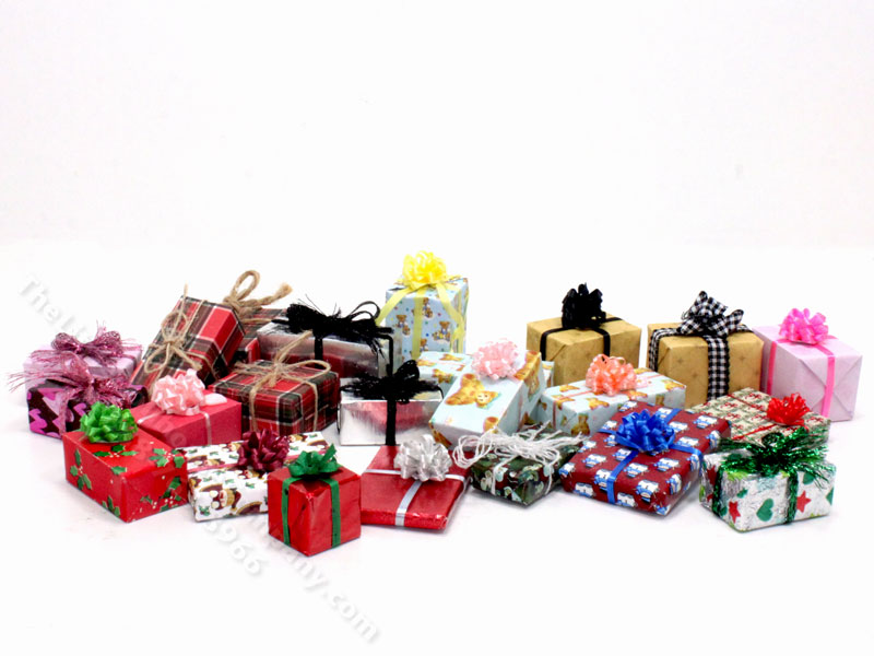 Miniature Wrapped Gift w/Bow for Dollhouses (1 pc) [AWC 016] | The ...