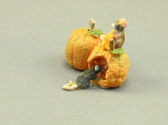 (image for) Dollhouse Scale Model Mice and Pumpkin